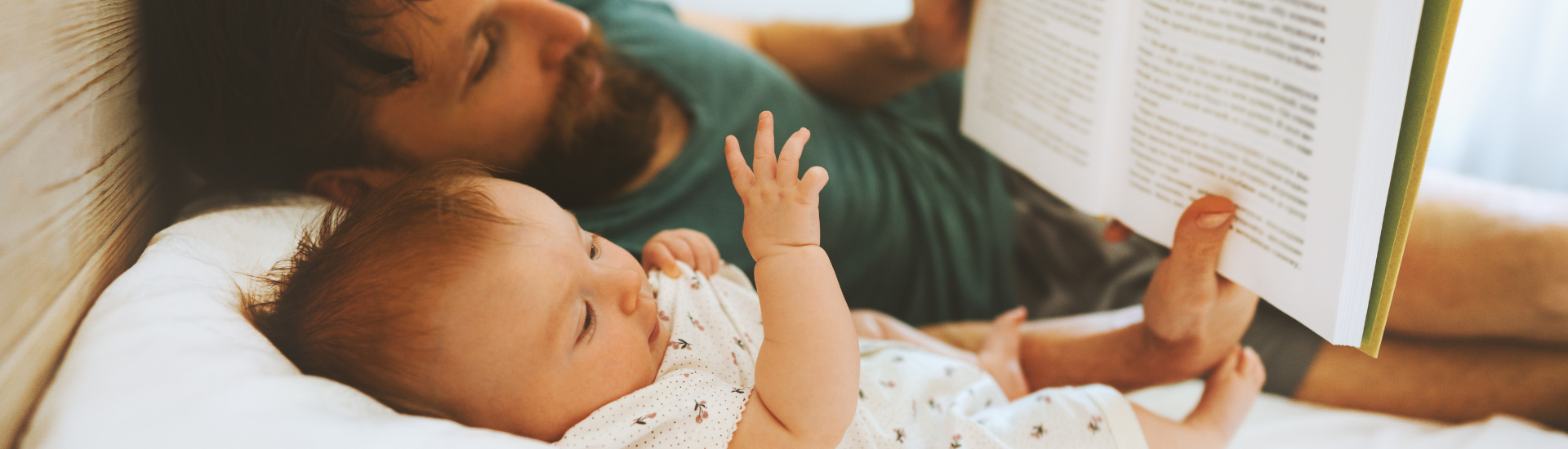 Parinte care ii citeste copilului