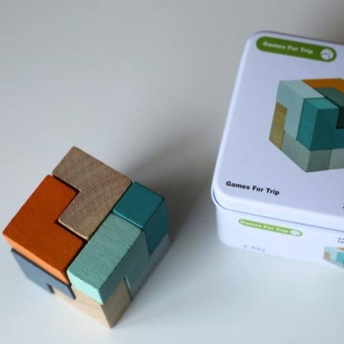 joc puzzle cub cu piese colorate din lemn