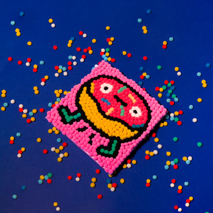 tablou pompom art donut cu pompoane colorate pe un fundal albastru - miniLama