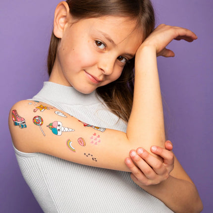 Set 50 tatuaje temporare OMY - Lily - Unicorn pe mana