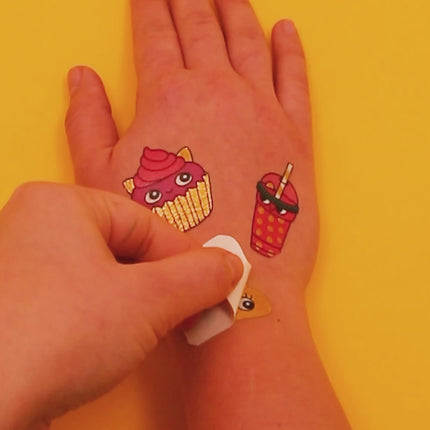 video demonstrativ cu aplicarea tatuajelor OMY tattoo kawaii pack miniLama